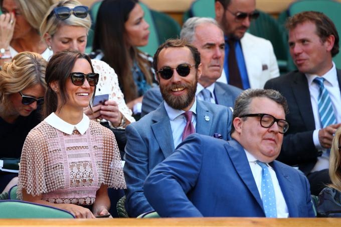 Sestra in brat Kate Middleton Pippa in James sta odličen primer dobre oprave za Wimbledon: zanjo poletna obleka, ki je primerna tudi za na poroko, zanj pa obleka s kravato. Oba sta dodala šik modna očala. | Foto: Getty Images