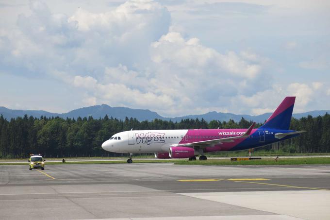 Pri Wizz Airu ocenjujo, da bodo njihove zmogljivosti letos v najboljšem primeru ostale nespremenjene, saj nove dobave letal zgolj blažijo učinke prizemljitev. Po navedbah družbe je bilo 31. decembra lani prizemljenih trinajst od več kot 180 Airbusovih letal, do 24. januarja pa se je njihovo število povečalo na 33. Zaradi prizemljitev bo do konca leta najverjetneje prenehalo obratovati 40 letal. | Foto: STA