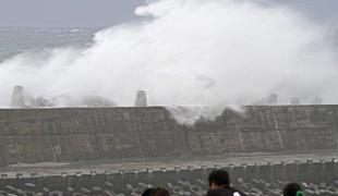 Foto: Kitajsko dosegel silovit tajfun, valovi visoki čez 10 metrov