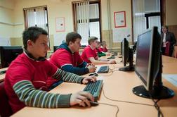 Novomeškemu šolskemu centru podarili 12.000 evrov vredno laboratorijsko opremo