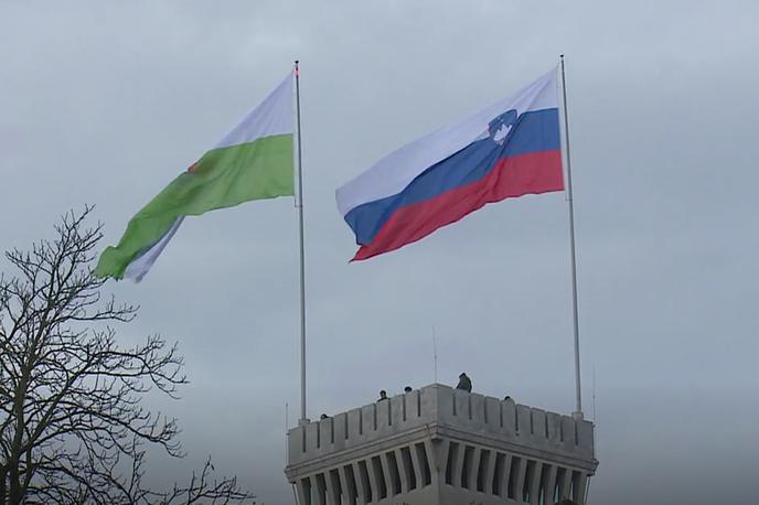 Zastavi | Mestna in državna zastava skupaj na Ljubljanskem gradu. | Foto Planet TV