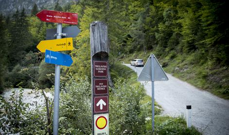Prometni kaos na poti v priljubljeno alpsko dolino #video