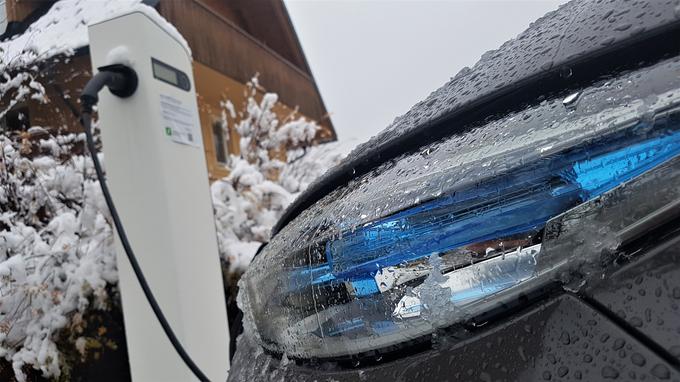 Polnjenje baterije na električni polnilnici v Kranjski Gori. Od 1. januarja 2018 ta ne bo več brezplačna. | Foto: Gregor Pavšič