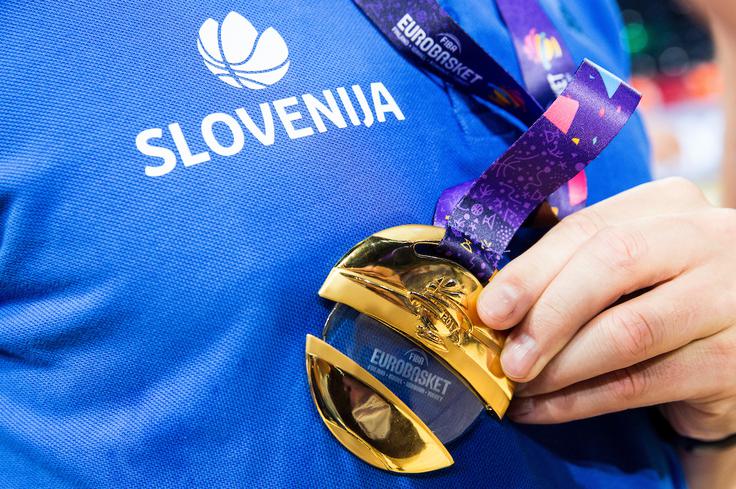 Pokal slovenska reprezentanca eurobasket 2017 medalja Pokal slovenska reprezentanca eurobasket 2017 medalja | Foto: Vid Ponikvar