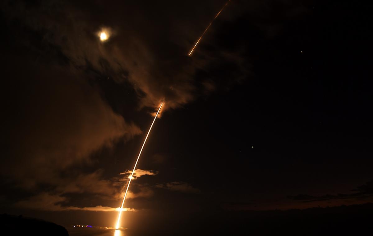 Izstrelitev, raketa, balistična raketa, izstrelek | Po prvih ocenah je raketa letela 4.500 kilometrov daleč na višini 970 kilometrov. | Foto Wikimedia Commons