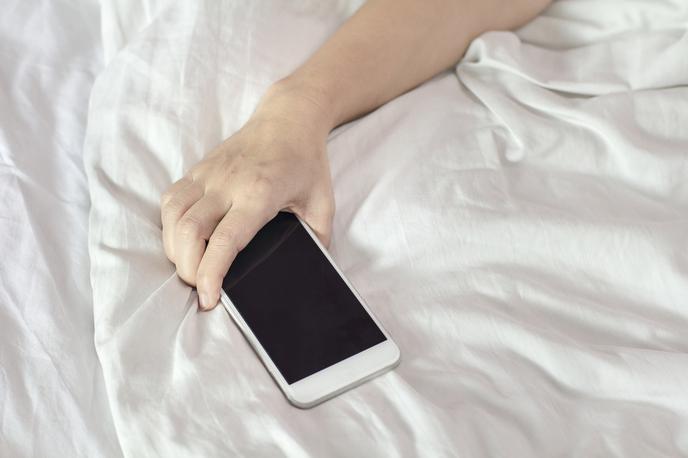 Mobitel ženska roka | Foto Thinkstock