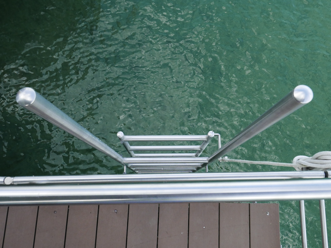 Vsaka enota ima svojo teraso z lastnimi stopnicami, ki jih z vrvjo spustite do vode. Voda jezera je zelo čista, a ni za tiste, ki za plavanje potrebujejo bolj toplo vodo. Poleti je temperatura jezera okoli 20 stopinj Celzija. | Foto: Metka Prezelj