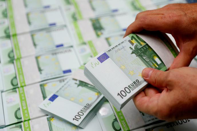 evro denar | Fiskalni svet je ponovil svojo oceno, da je jeseni sprejeti rebalans nerealističen. Za leto 2022 je namreč z njim določenega nekaj nad dvema milijardama evrov primanjkljaja, kar pomeni, da naj bi ga bilo samo decembra realiziranega skoraj 1,5 milijarde evrov. | Foto Reuters
