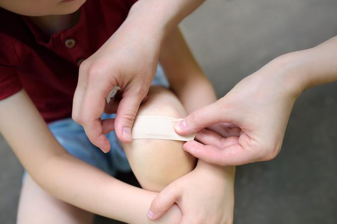Naj otrok sodeluje pri oskrbi rane.  | Foto: Getty Images