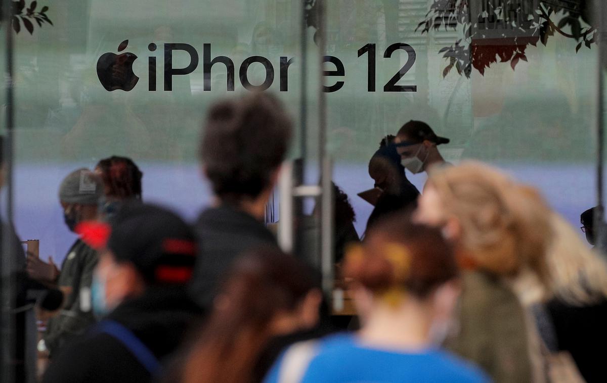 iPhone 12, Apple | Dolge vrste (ne zaradi epidemioloških preventivnih razlogov!) ob začetku prodaje prvih pametnih telefonov iz serije iPhone 12 pred Applovo trgovino v Brooklynu | Foto Reuters