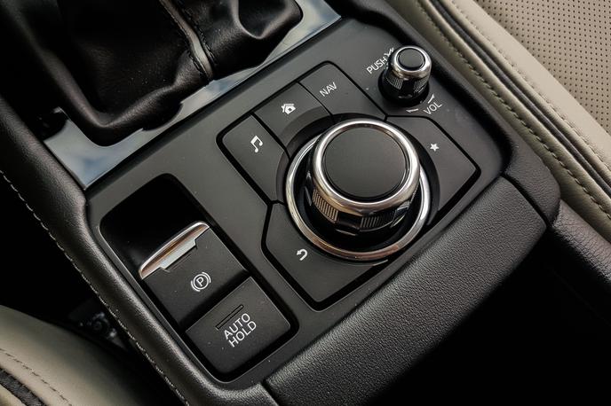 Mazda CX-3 | Elektronska ročna zavora je pogost dodatek v novejših avtomobilih. | Foto Gašper Pirman