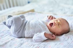 Ali je mogoče dojenčka naučiti, da bo spal vso noč? #video