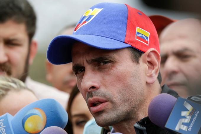 Opozicija z Henriquejem Caprilesom na čelu je le v nekaj dneh zbrala skoraj dva milijona podpisov pod zahtevo za razpis referenduma o odstavitvi predsednika Madura. | Foto: Reuters