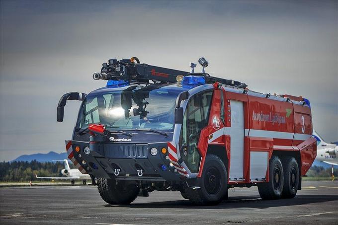 Rosenbauerjev tovornjak skrbi tudi za gasilsko podporo na letališču na Brniku. | Foto: Rosenbauer