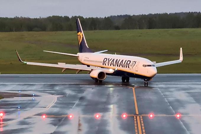 Ryanairovo letalo po prihodu v Litvo. | Foto: Reuters
