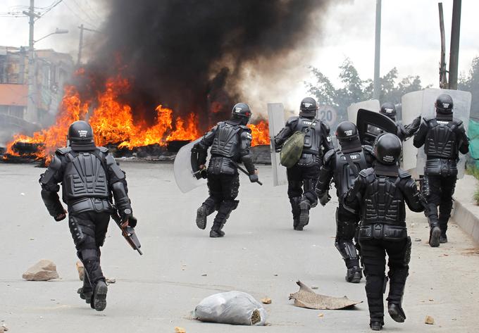 Kolumbija že desetletja živi v sporu med levičarskimi gverilskimi skupinami (Farc), paravojaškimi skupinami in kolumbijskimi vladnimi silami.  | Foto: Reuters