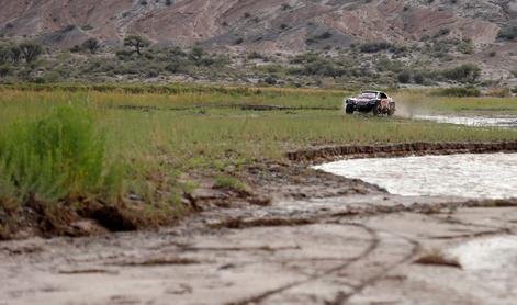 Sainz še naprej v vodstvu na reliju Dakar, motociklisti brez etape
