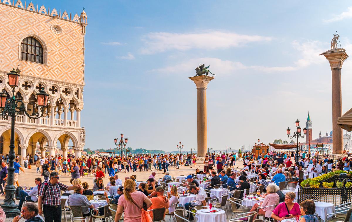 Množica turistov v Benetkah | Turisti so letos preplavili številna evropska mesta. | Foto Shutterstock