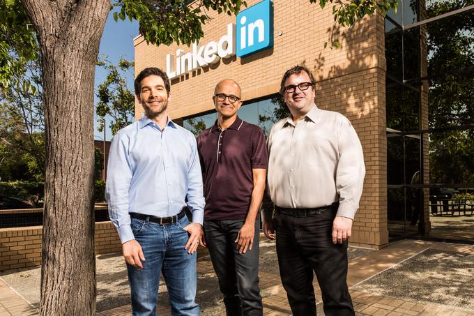 Od leve proti desni: direktor LinkedIna Jeff Weiner, prvi mož Microsofta Satya Nadella, predsednik uprave LinkedIna Reid Hoffman. | Foto: 
