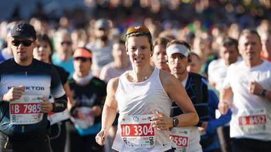 12 tisoč tekačic in tekačev, zmaga "maratonskega debitanta" in ženski rekord #video