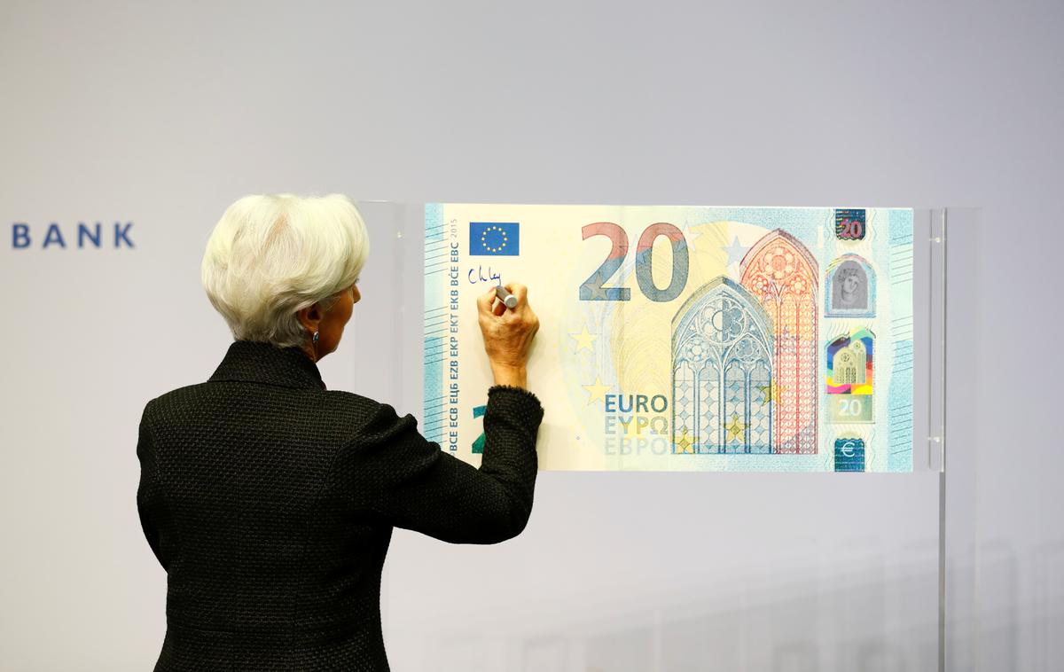 evro denar | Predsednica ECB Christine Lagarde je sicer napovedala, da se ji zdi zelo verjetno, da bo banka obrestno mero dvignila še pred koncem letošnjega leta, če inflacija v območju evra ne bo popustila. | Foto Reuters