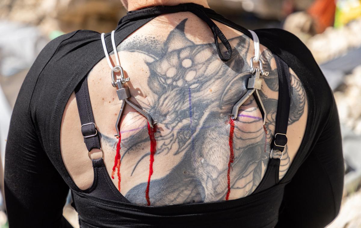 Body suspention | Kot je povedala ena izmed udeleženk festivala, se s telesno suspenzijo "želi uglasiti s svojim telesom in občutiti nekaj nelagodja". | Foto Reuters