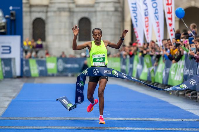Zinash Gerado Senbeta je s časom 2:21:05 za tri sekunde popravila ženski rekord ljubljanskega maratona. | Foto: Peter Kastelic/AZS