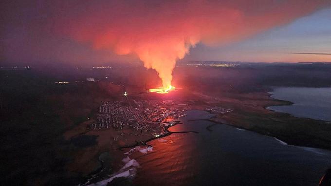 Eden zadnjih izbruhov v neposredni bližini Grindavika | Foto: Reuters