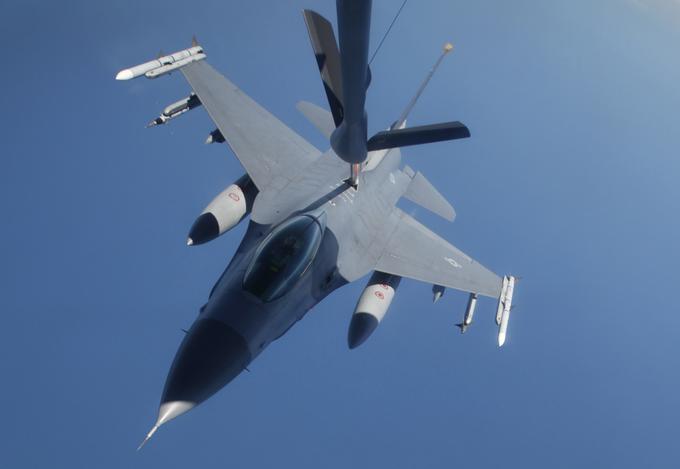 Enega najbolj razširjenih lovcev na svetu, bojevitega sokola F-16, smo srečali tudi v oporišču slovenskih letalskih sil na prenovljenem letališču v Cerkljah. Enomotorni F-16 se sicer počasi umika iz bojnih operacij, še vedno pa velja za enega najokretnejših in najnevarnejših lovcev svojega časa. To dobrih 15 metrov dolgo letalo doseže hitrost več kot dva maha oziroma več kot 2.400 kilometrov na uro. Čez krila meri dobrih devet metrov, največja vzletna masa pa doseže 21.772 kilogramov. To pomeni, da dobrih devet ton težko letalo sprejme za 12.565 kilogramov goriva in oborožitvenih sistemov. | Foto: Reuters