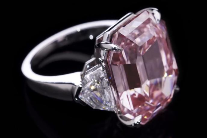 Diamant Rožnata zapuščina slika | Z 18,96 karata gre za največji rožnati diamant v zgodovini dražbene hiše Christie's. | Foto YouTube/Posnetek zaslona