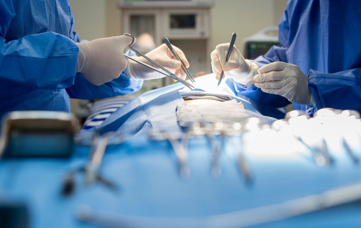 Kirurg | Znanstveniki znova poskušajo s prašiči, katerih organe so gensko spremenili, da bi bili bolj podobni človeškim. Tokrat bolnikom z odpovedjo jeter.  | Foto Getty Images