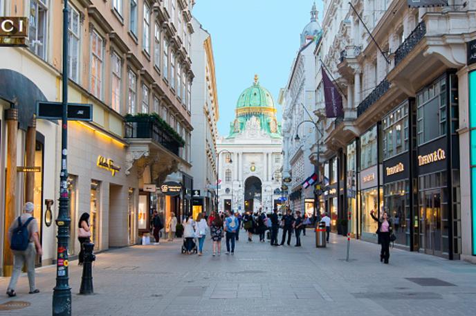 Dunaj | Danes v Avstriji med drugim odpravljajo nočno omejitev gibanja. | Foto Getty Images