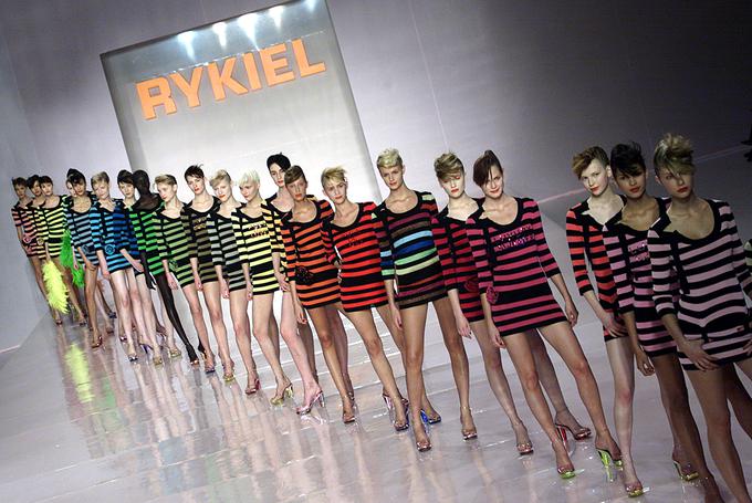 Rykielova je slovela po pleteninah z opaznimi vzorci, najpogosteje črnimi črtami v kombinaciji z živimi barvami. | Foto: Reuters