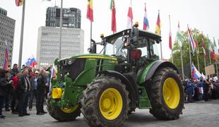 Kmetje na protestu tudi s traktorji, dražjimi od sto tisočakov #foto