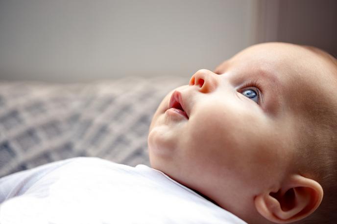 dojenček | So pa raziskovalci odkrili tudi majhne razlike v umetniških okusih med odraslimi in dojenčki. Ugotovili so na primer, da imajo dojenčki raje slike, ki vsebujejo več robov in ukrivljenih linij, kar odraslim očitno ni bilo všeč. | Foto Getty Images