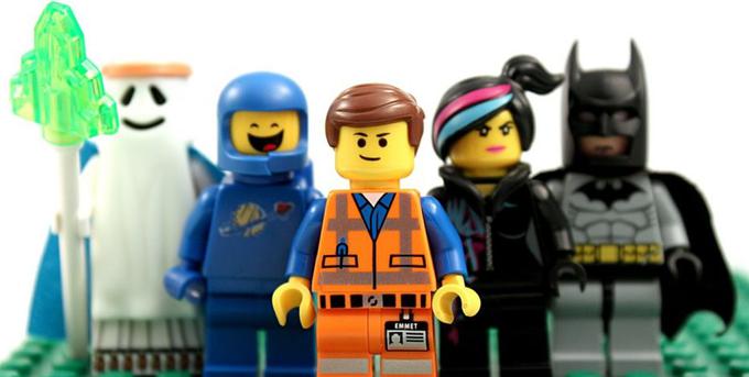 Filma The Lego Movie (2014, na fotografiji "glavni igralci") in Lego Batman, ki so ga v ameriških kinodvoranah začeli predvajati pred nekaj dnevi, sta v zadnjih letih najbolj širila prepoznavnost znamke Lego. | Foto: 