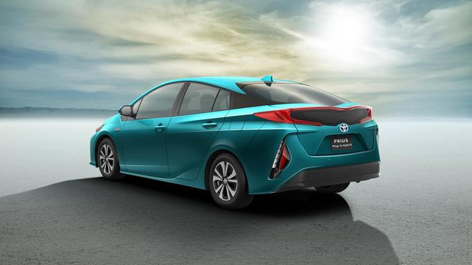 Toyota obljublja 1,4-litrsko porabo in 50-kilometrski doseg. Nova, druga generacija priključnega hibrida torej obljublja veliko, hkrati pa predstavlja popolnoma nov videz vozila, ki se v primerjavi z običajnim priusom zelo razlikuje. | Foto: Toyota