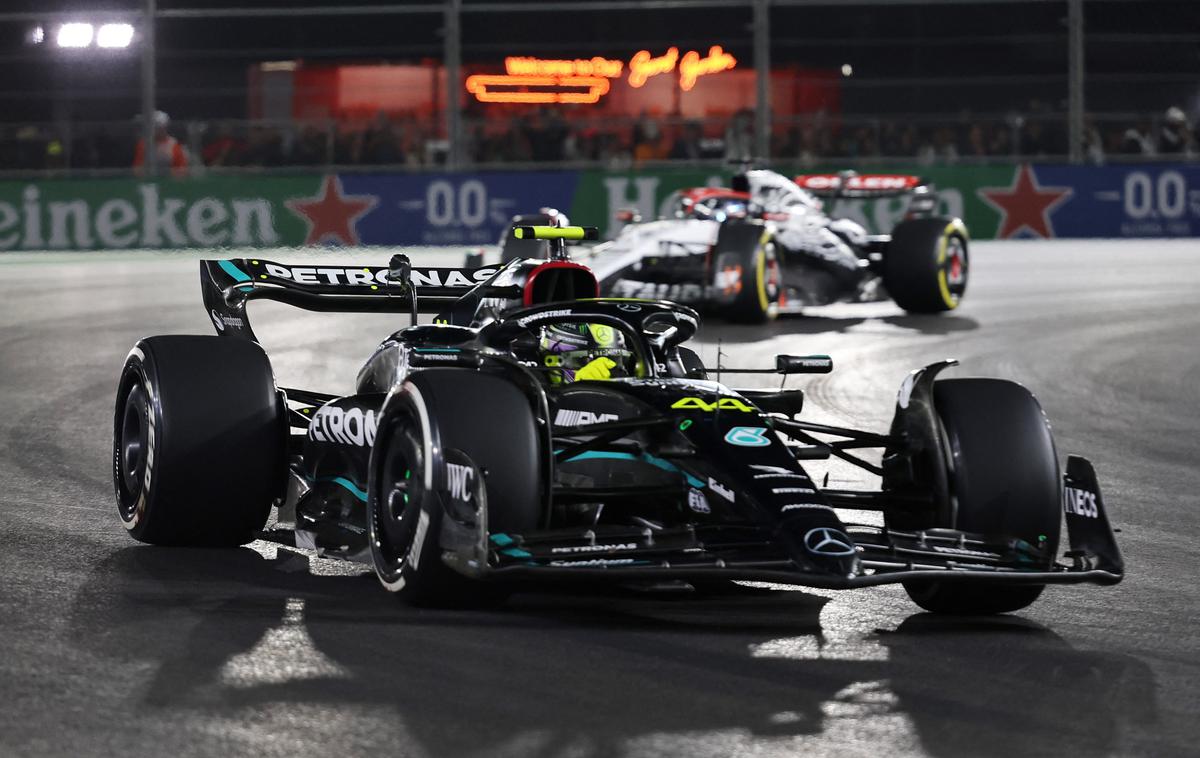 F1 Vegas Lewis Hamilton Mercedes | Lewis Hamilton pravi, da je bila dirka v Las Vegasa še boljša od tiste v Bakuju, ki tudi omogoča veliko prehitevanj. | Foto Reuters