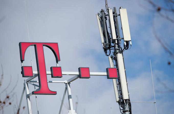 Deutsche Telekom (na fotografiji logotip podjetja) je omrežje 5G vzpostavil s posodobitvijo obstoječe omrežne infrastrukture z antenami, ki omogočajo prenos signala 5G. V mestih deluje na višji frekvenci, in sicer 3,6 gigaherca, na podeželju pa v 2,1-gigaherčnem frekvenčnem pasu. V mestih je tako možno doseganje višjih hitrosti prenosa podatkov, na podeželju pa je zaradi nižje frekvence večji domet signala.  | Foto: Reuters