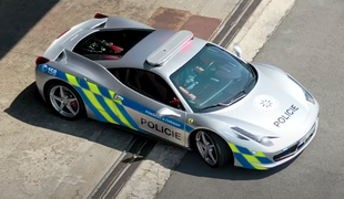 Neverjetno? Čehi imajo kar policijski ferrari. #video