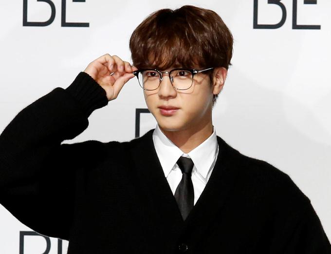 Jin, najstarejši član skupine BTS, bo v petek dopolnil 28 let, kar je bila po prejšnjem zakonu najvišja starost za začetek služenja obveznega vojaškega roka. | Foto: Reuters