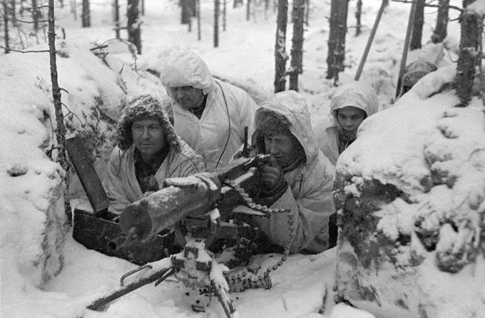 Rdeča armada je brez odpora vkorakala v Litvo, Latvijo in Estonijo, Finci pa so se temu uprli. V Zimski vojni med novembrom 1939 in marcem 1940 so se uspešno upirali Rdeči armadi in preprečili, da bi Sovjetska zveza zasedla celotno Finsko. Na fotografiji so finski vojaki, ki z mitraljezom streljajo na sovjetske vojake. | Foto: Thomas Hilmes/Wikimedia Commons