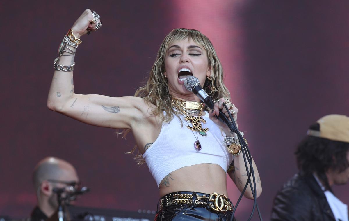 Miley Cyrus | Ameriška pevka Miley Cyrus je s pesmijo Flowers zasedla prvo mesto na Billboardovi lestvici Global 200. | Foto Profimedia