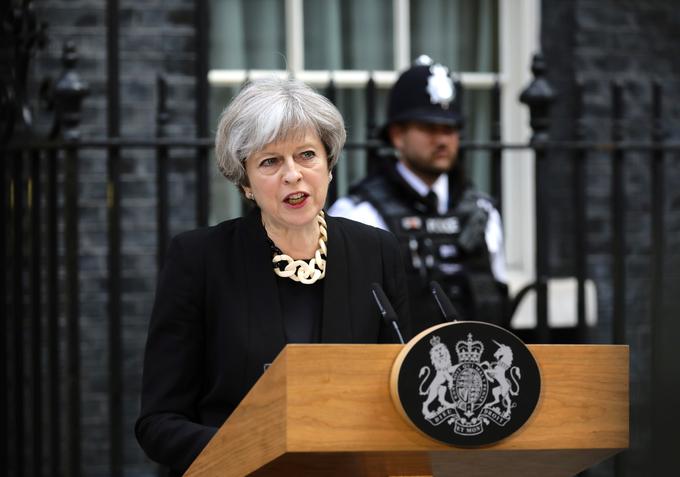 "Združiti se moramo in poenoteni bomo porazili naše nasprotnike," je danes povedala britanska premierka Theresa May in sporočila, da parlamentarne volitve v četrtek bodo. | Foto: Reuters