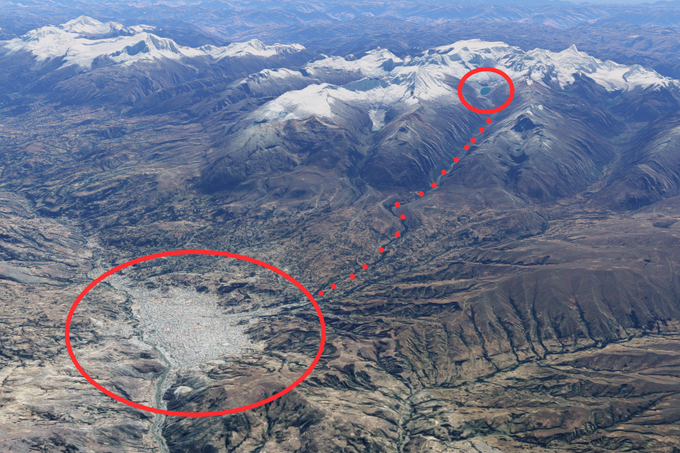 Desno zgoraj je jezero Palcacocha, levo spodaj mesto Huaraz. Črta iz pičic prikazuje dolino, ki bi vodo iz jezera ob morebitnem katastrofalnem lomljenju ledu kot kanal pripeljala naravnost v dvaindvajseto največje mesto v Peruju. | Foto: Google Zemljevidi