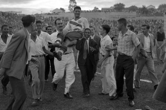 Joe Gaetjens, reprezentant ZDA na nogometnem SP 1950 | Ameriškega junaka Joeja Gaetjensa so takole po rokah nosili brazilski nogometni navdušenci. Ameriških na SP 1950 ni bilo.  | Foto Guliverimage
