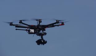 Pravna podlaga za uporabo dronov v policiji ni protiustavna