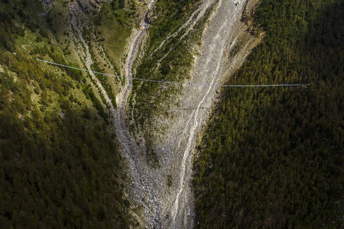 494 metrov dolg most povezuje kraja Grächen in Zermatt v Švici. Pohodniki ga prečkajo v času desetih minut, pred tem pa so za enako razdaljo med krajema potrebovali dve uri in pol. | Foto: Valentin Flauraud
