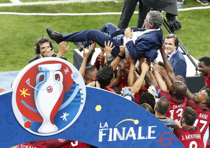 Portugalec Santos je postal prvi, ki je premagal Francijo na velikem tekmovanju na njenih tleh po letu 1960. Takrat je Francijo v polfinalu premagala Jugoslavija, nato pa je v letih ostala 1984 in 1998 nepremagana. | Foto: Reuters