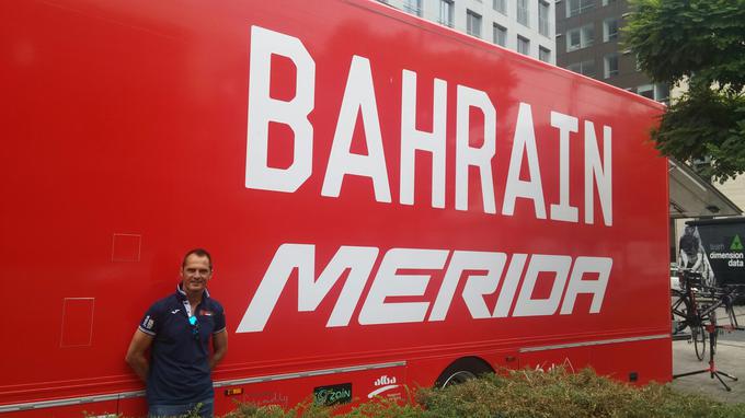 Štangelj pred kamionom ekipe Bahrain Merida pred začetkom letošnje dirke Po Sloveniji | Foto: Siol.net/ A. P. K.